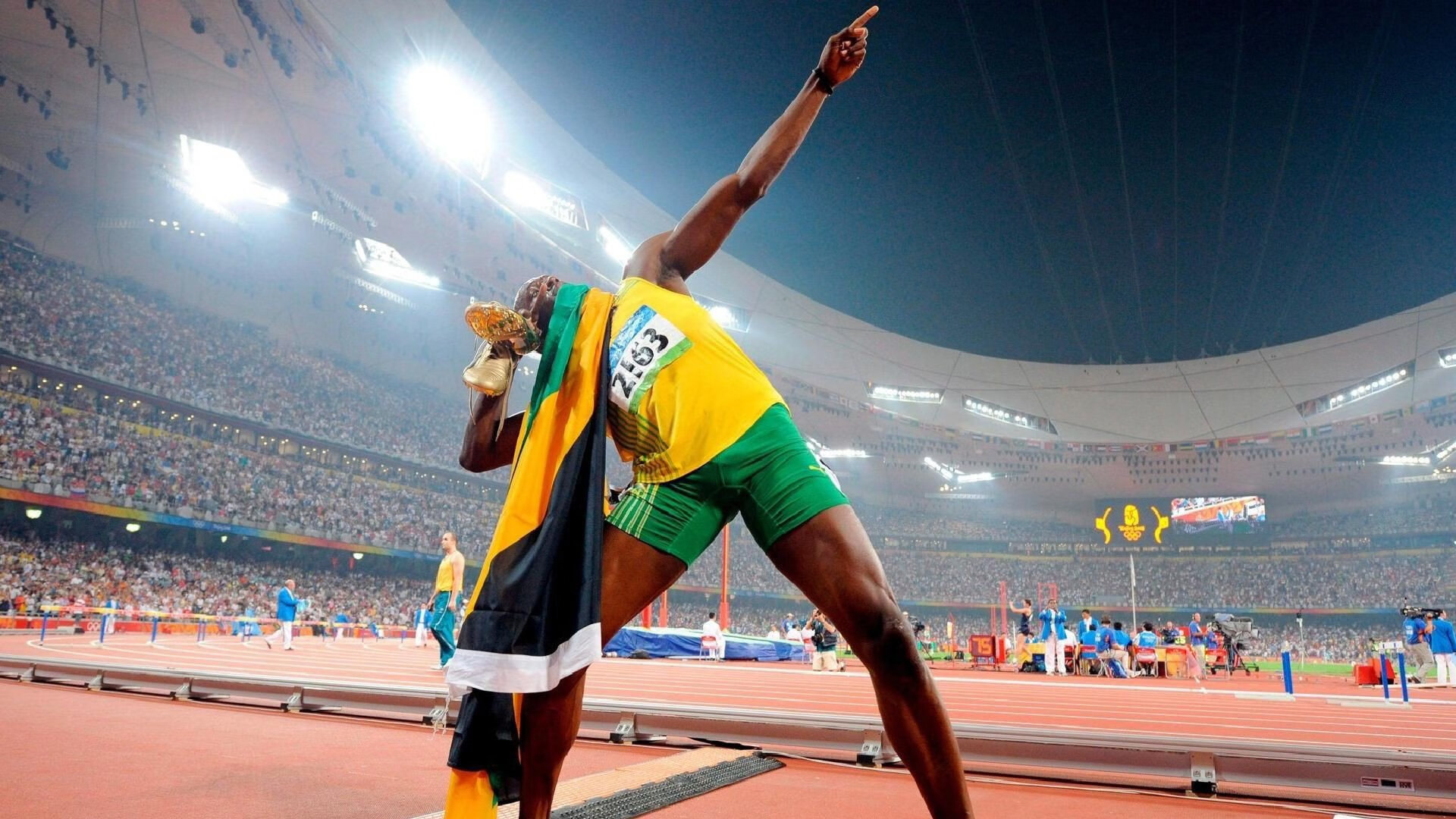 赛场外的争议：裁判判罚引发的热议与反思，关于赛场外的作文